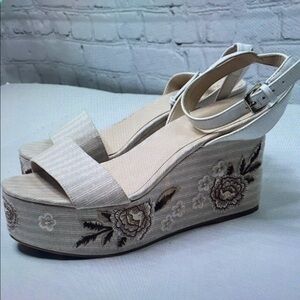 Elegant Floral Embroidered Platform Sandals